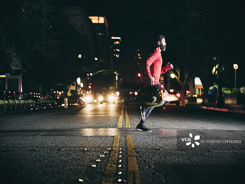 洛杉矶市中心的夜间跑步图片素材