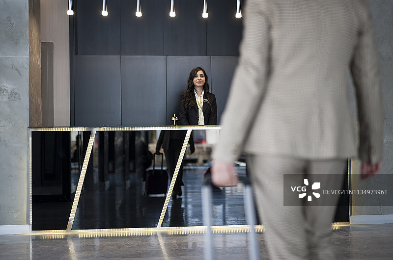 商务旅客抵达酒店图片素材