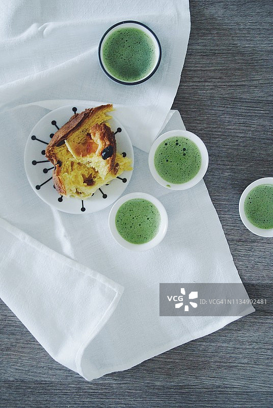 意大利圣诞蛋糕和四杯抹茶绿茶盘图片素材
