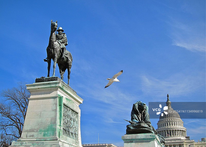 尤利西斯·S·格兰特纪念馆，背景为美国国会大厦（华盛顿特区）图片素材
