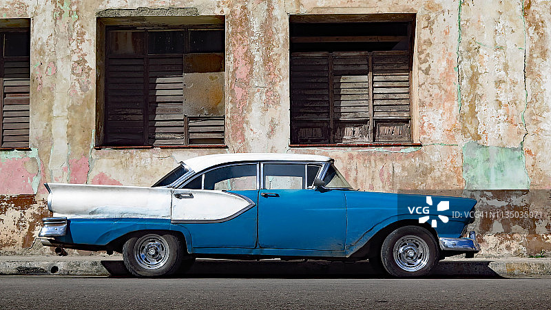 停在哈瓦那街道上的奥兹莫比尔汽车图片素材