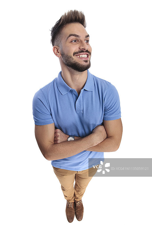 面带微笑看向一侧的迷人年轻人图片素材