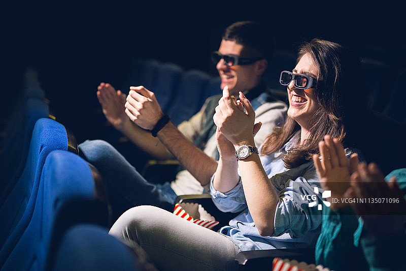 电影院里的掌声图片素材