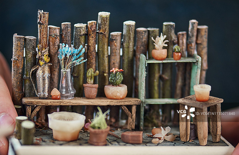 微缩模型：工匠工作场所的木栅栏前的乡村长椅图片素材