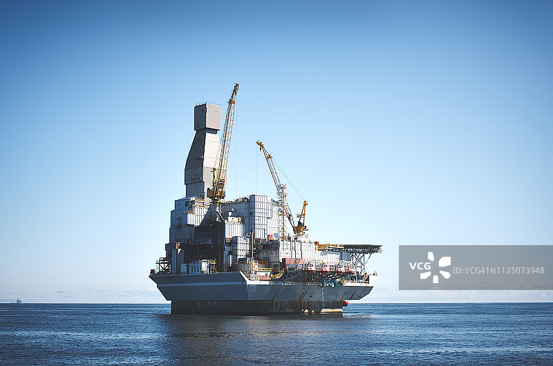 海上钻井平台，海洋和蔚蓝的天空图片素材