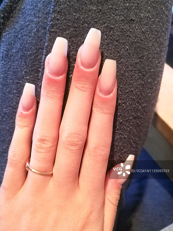 女人的手指与指甲艺术美甲的特写图片素材