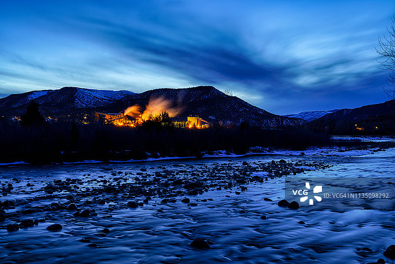 科罗拉多州吉普瑟姆黄昏时的鹰河景色图片素材