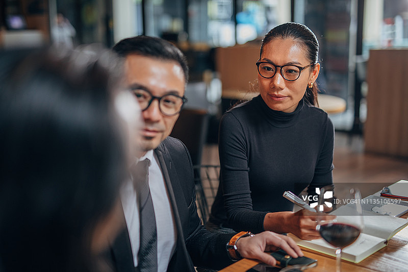 在餐厅会面的商务人士图片素材