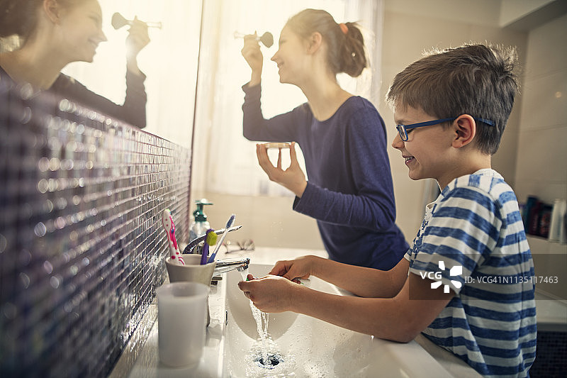 浴室里的兄妹图片素材