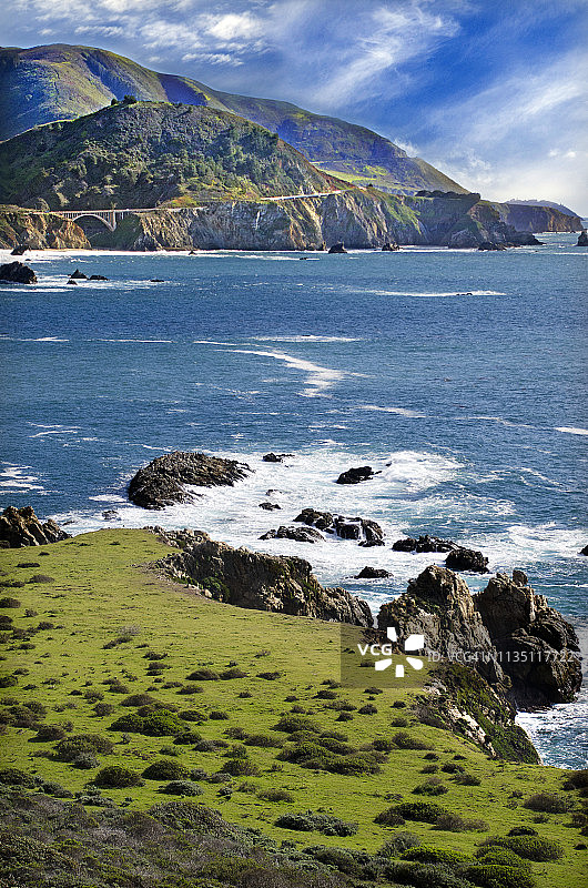 春季大瑟尔海岸的壮丽风光图片素材