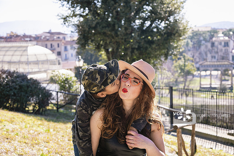 儿子亲吻母亲的脸颊图片素材