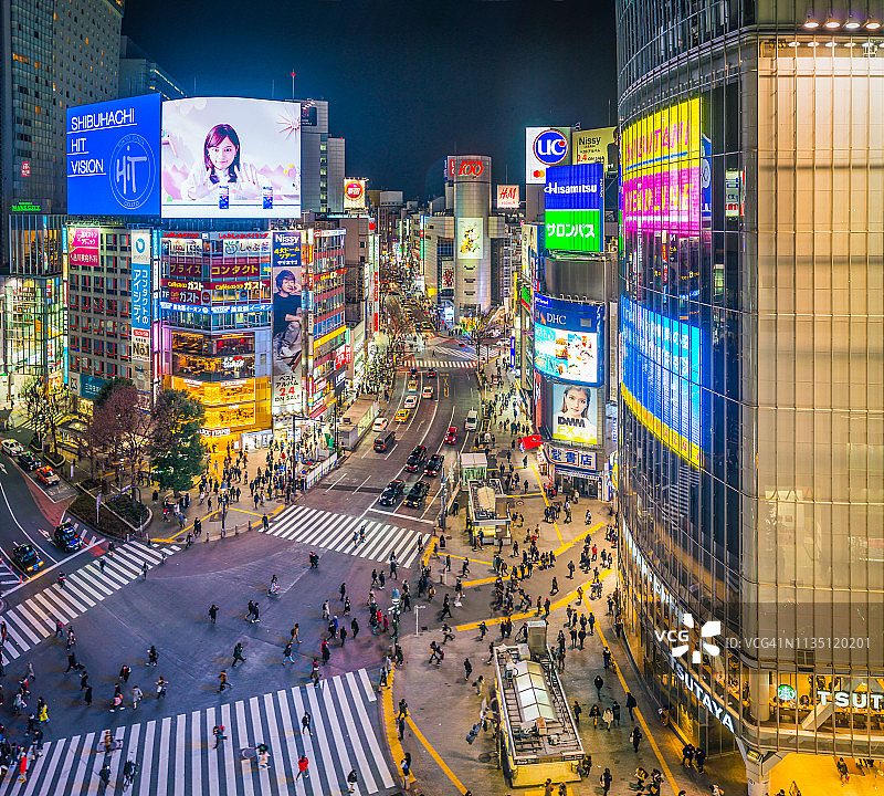 日本东京涩谷十字路口霓虹灯广告牌图片素材