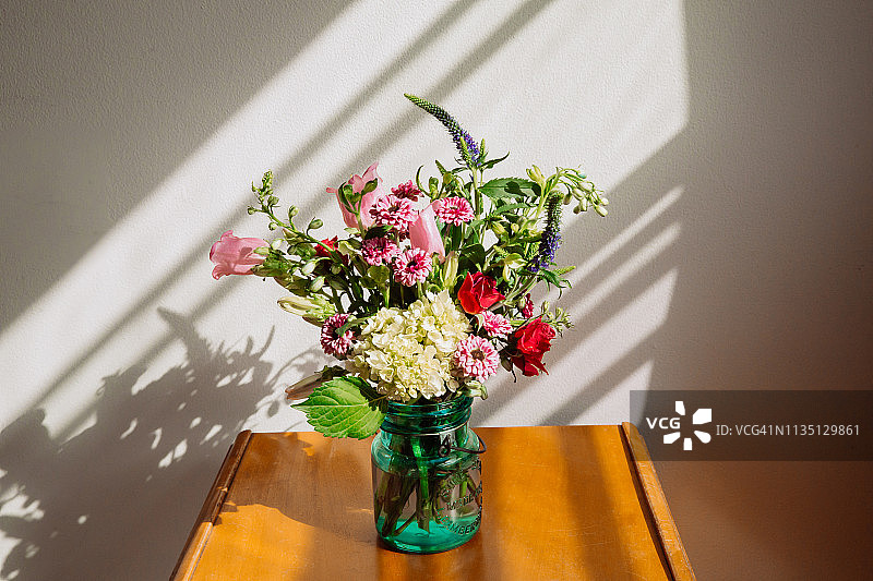 农舍风格插花：绣球花和野花花束，乡村风格内饰，复古家居装饰图片素材