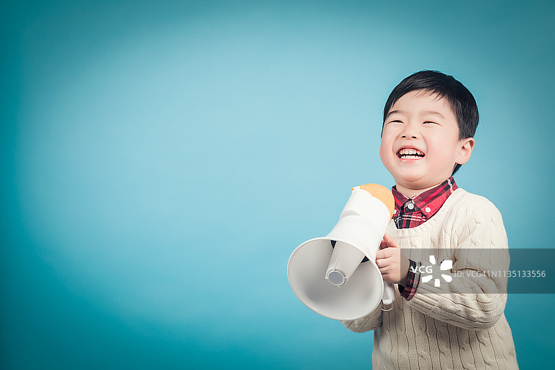 男孩拿着扩音器发布公告图片素材