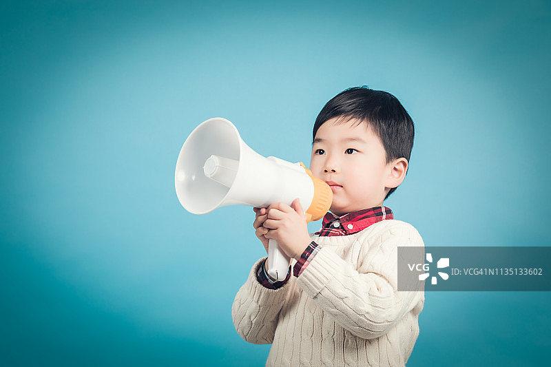 男孩拿着扩音器发布公告图片素材