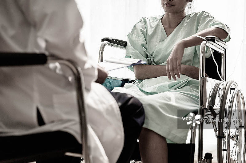 资深医生在医院办公室与病人交谈图片素材