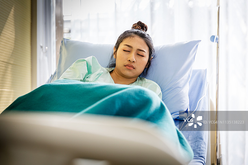 在医院病房里的患病病人图片素材