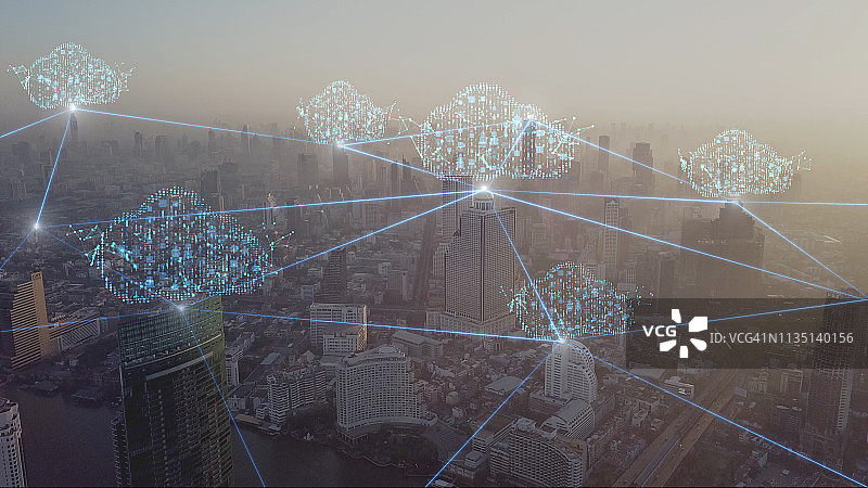 城市鸟瞰图上的云连接技术图片素材