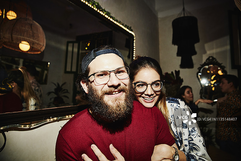 夜总会里拥抱欢笑的情侣图片素材