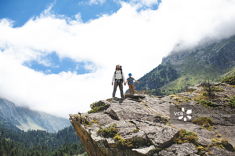 父子一同在山中徒步旅行图片素材
