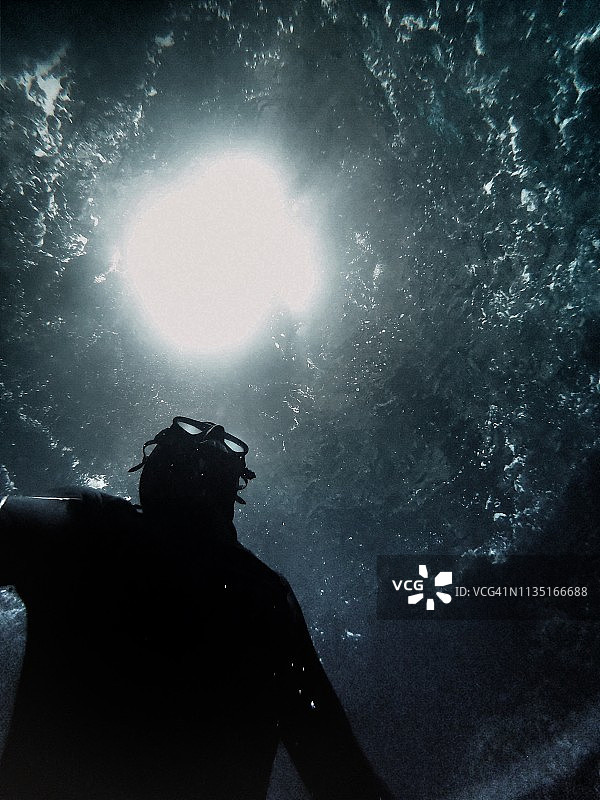 女人在克罗地亚卡梅尼亚克的洞穴中自由潜水图片素材