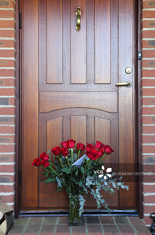 放在前门外的花瓶里的红玫瑰图片素材