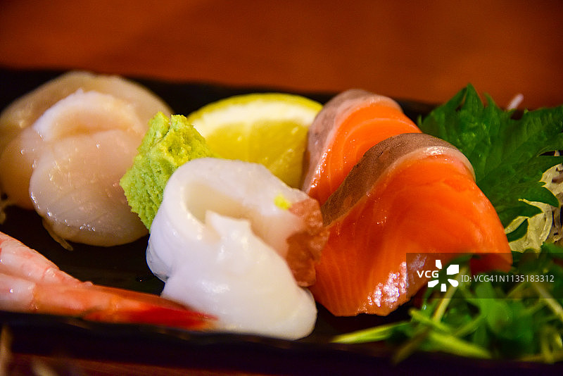 刺身套餐：包含虾、扇贝、金枪鱼、三文鱼和鲑鱼籽图片素材