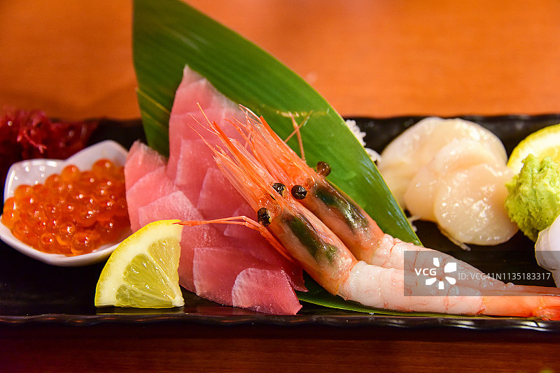 刺身套餐：包含虾、扇贝、金枪鱼、三文鱼和鲑鱼籽图片素材
