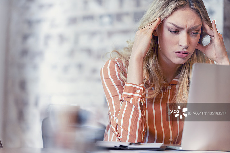 头痛有压力的女人图片素材