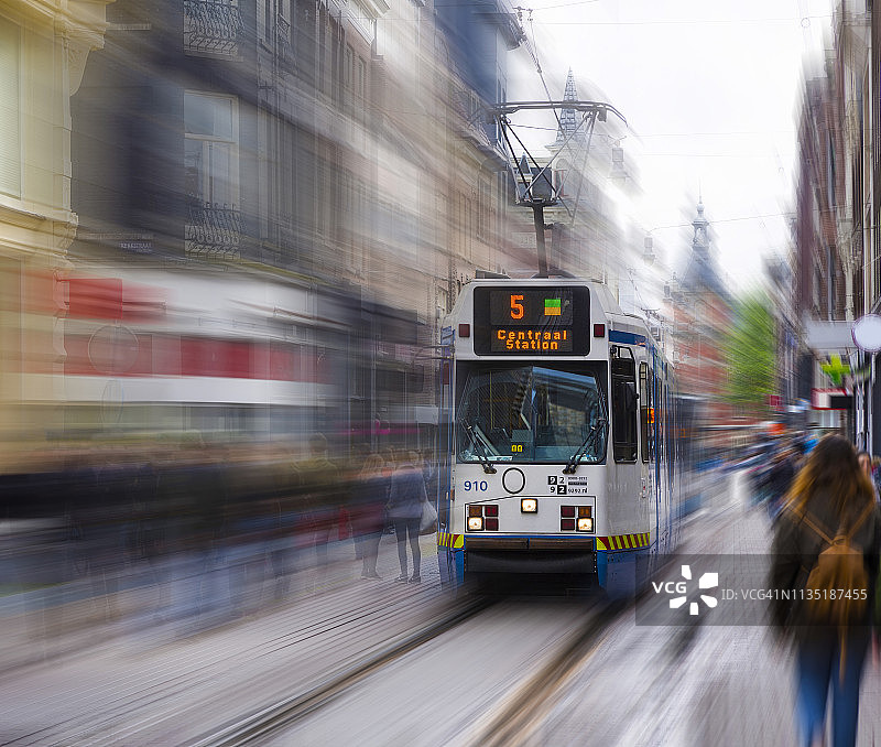 荷兰阿姆斯特丹的购物街和有轨电车图片素材