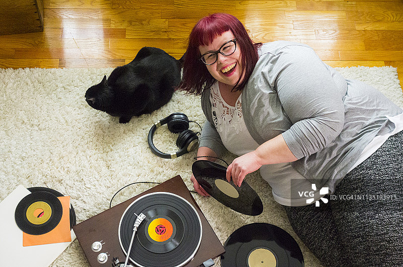 男人和女人在地板上听唱片图片素材