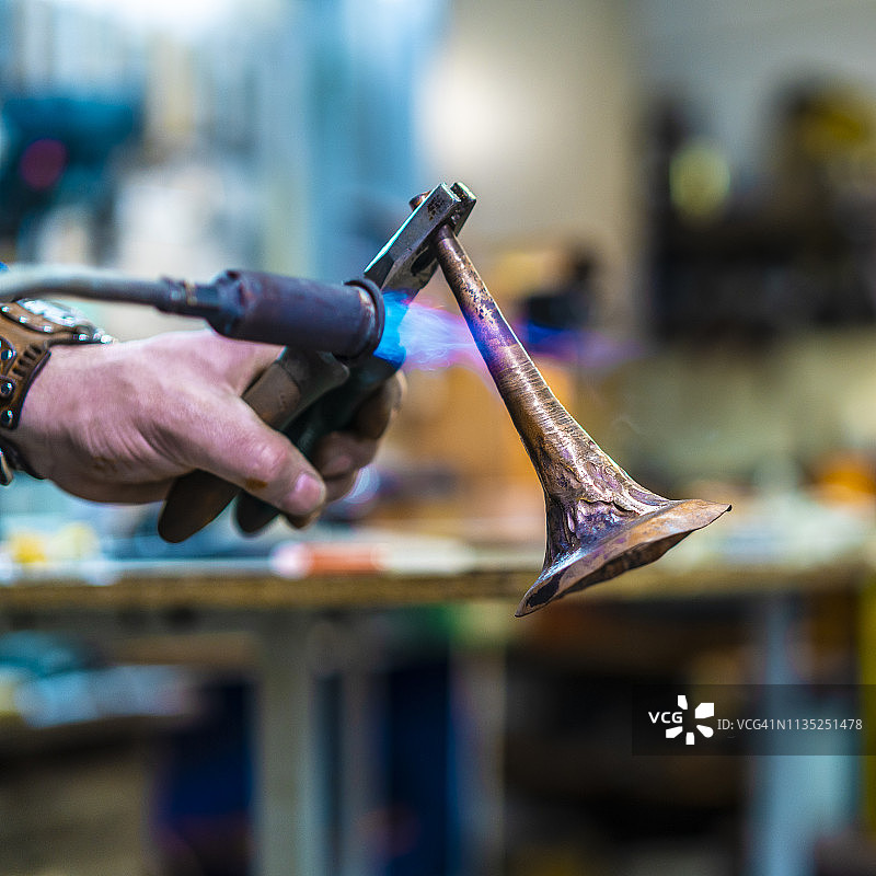 工人用气焊枪加热铜部件图片素材