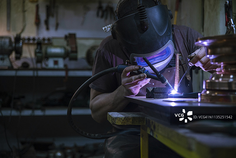 焊工用电焊焊接黄铜细节图片素材