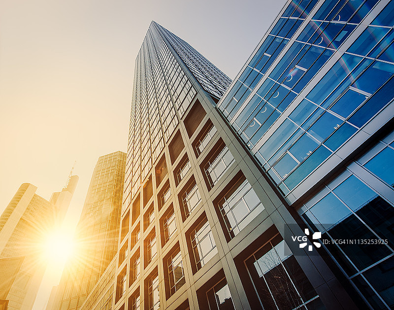 阳光下的办公摩天大楼图片素材