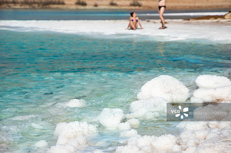 死海的迷人色彩与人群图片素材