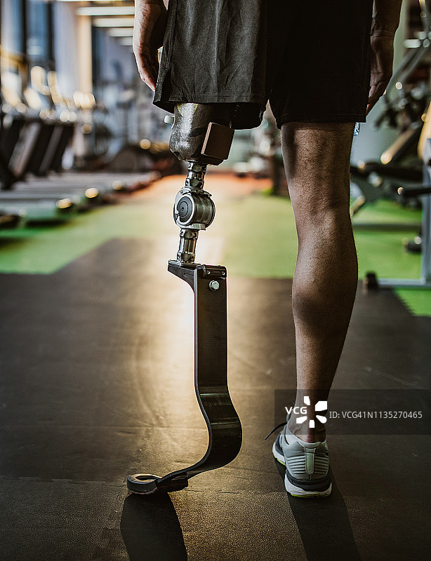 健身房里一个无法辨认身份的截肢者的背影图片素材