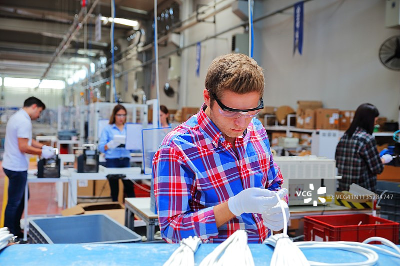 工厂生产线上的工人图片素材
