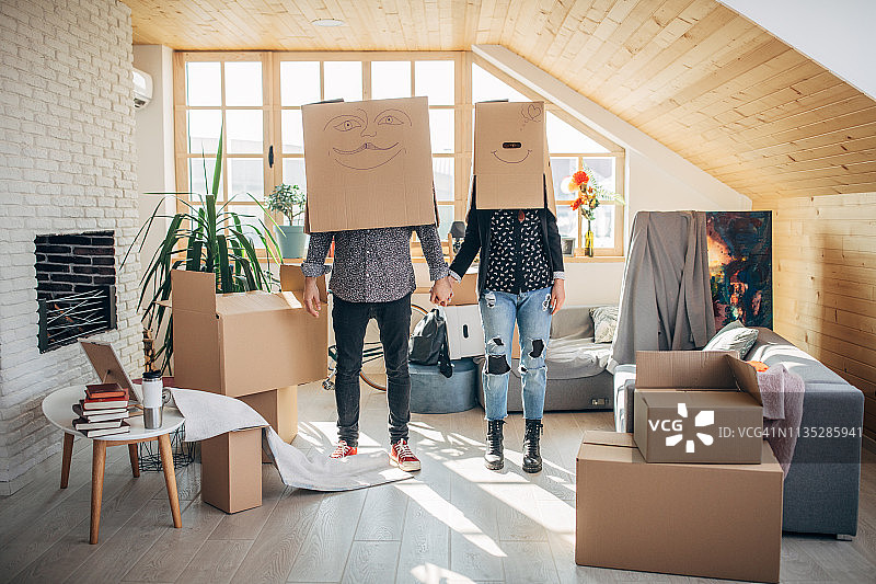 情侣在新家里和纸箱一起玩耍图片素材