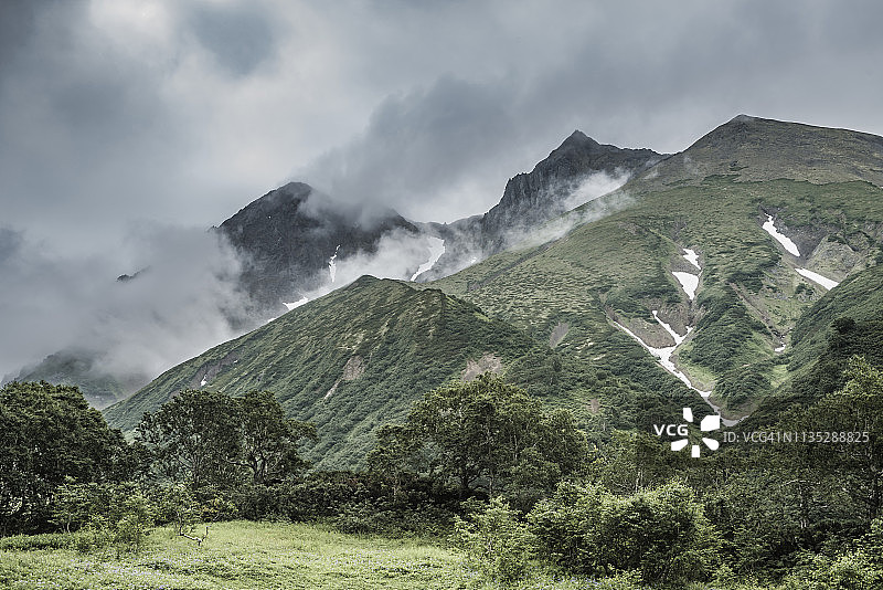俄罗斯堪察加火山地区的山区景观图片素材