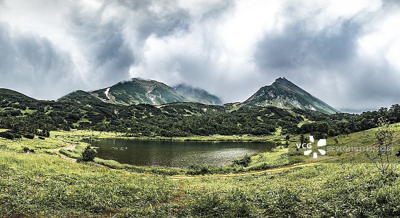 俄罗斯堪察加火山地区的山区景观图片素材