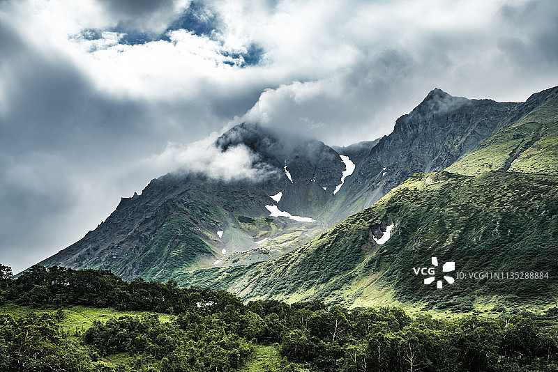 俄罗斯堪察加火山地区的山区景观图片素材