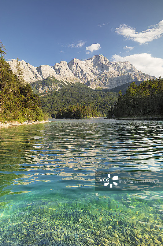 德国巴伐利亚州艾布湖和楚格峰风光图片素材