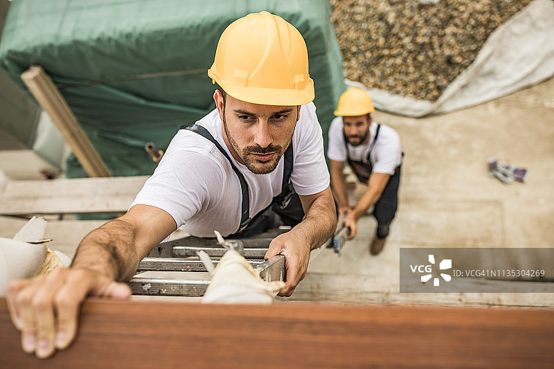 建筑工地露台上工作的手动工人俯视图图片素材
