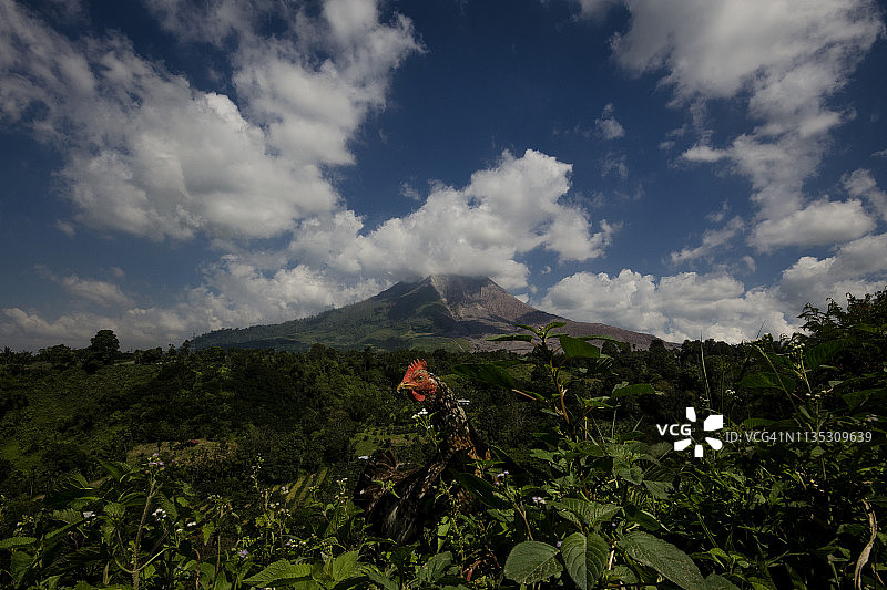 锡纳朋火山图片素材
