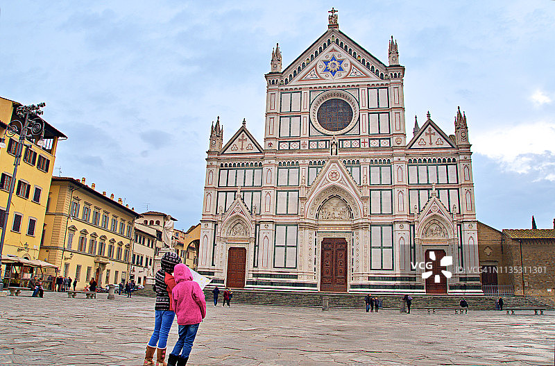 日出时分的意大利佛罗伦萨圣十字大殿图片素材