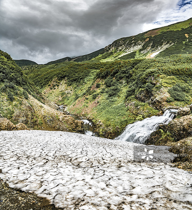 俄罗斯堪察加火山地区的山区景观图片素材