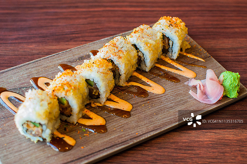 新鲜的金枪鱼寿司特写图片素材