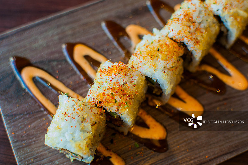 新鲜的金枪鱼寿司特写图片素材