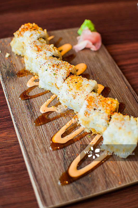 新鲜制作的金枪鱼寿司特写图片素材