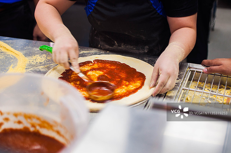 一个年轻人在做披萨图片素材